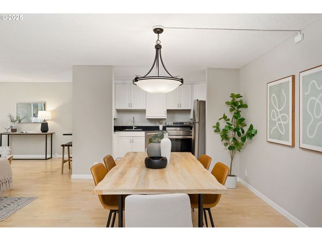 2393 Sw PARK Pl 106, Portland, OR 97205