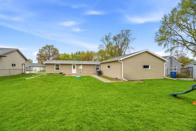 920 N LARK STREET, Oshkosh, WI 54902
