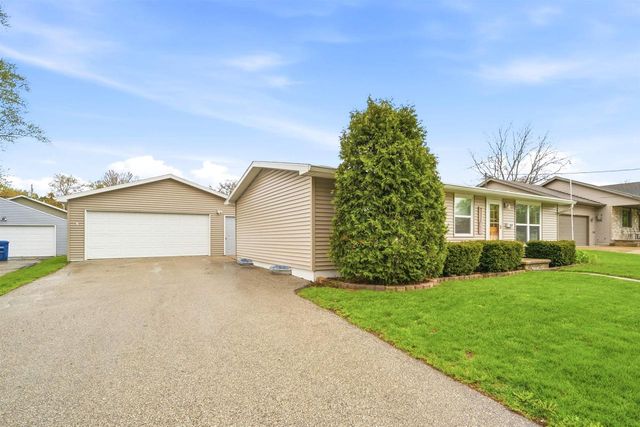 920 N LARK STREET, Oshkosh, WI 54902