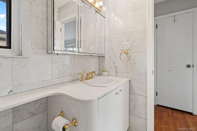 158 Old Courthouse Road, Manhasset Hills, NY 11040