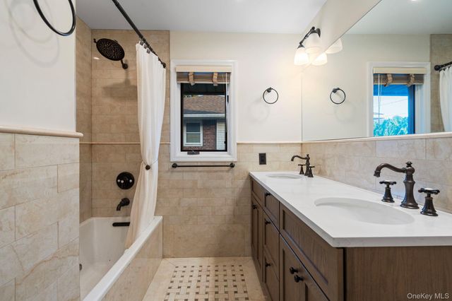 158 Old Courthouse Road, Manhasset Hills, NY 11040