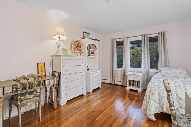 158 Old Courthouse Road, Manhasset Hills, NY 11040