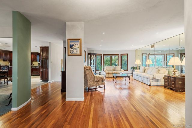 158 Old Courthouse Road, Manhasset Hills, NY 11040