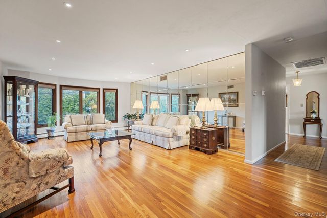 158 Old Courthouse Road, Manhasset Hills, NY 11040