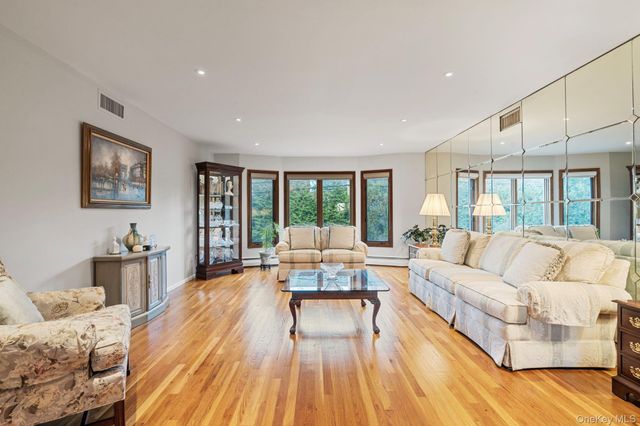 158 Old Courthouse Road, Manhasset Hills, NY 11040