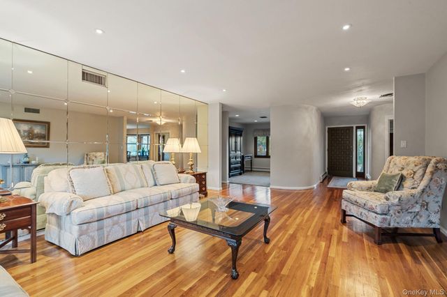 158 Old Courthouse Road, Manhasset Hills, NY 11040