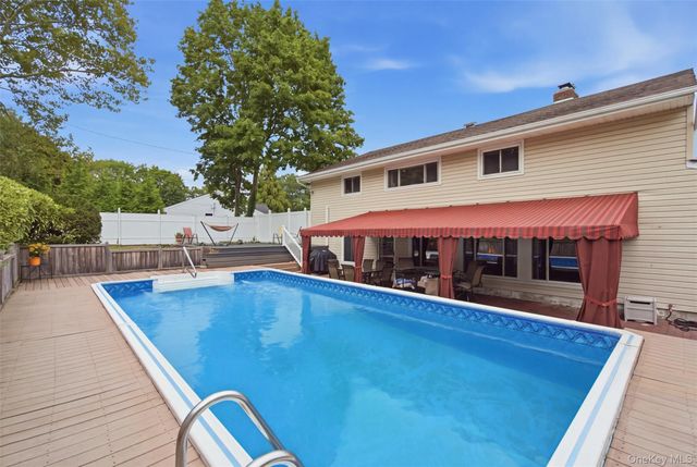 20 Old Town Lane, Halesite, NY 11743