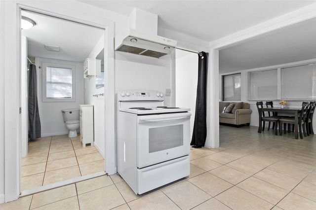 904 LAKEVIEW ROAD Unit B, Clearwater, FL 33756