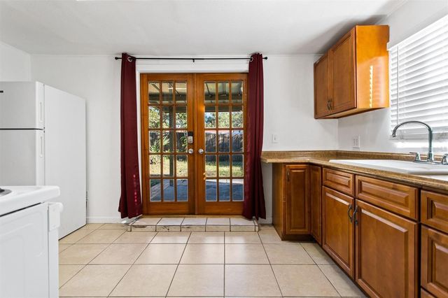 904 LAKEVIEW ROAD Unit B, Clearwater, FL 33756