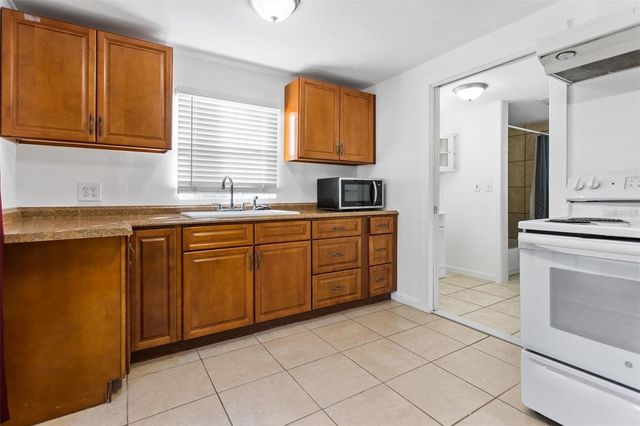 904 LAKEVIEW ROAD Unit B, Clearwater, FL 33756