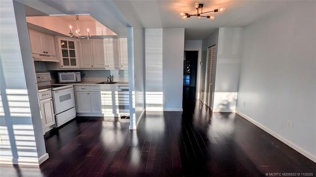 2929 SE Ocean Boulevard L8, Stuart, FL 34996