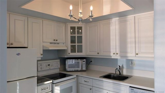 2929 SE Ocean Boulevard L8, Stuart, FL 34996