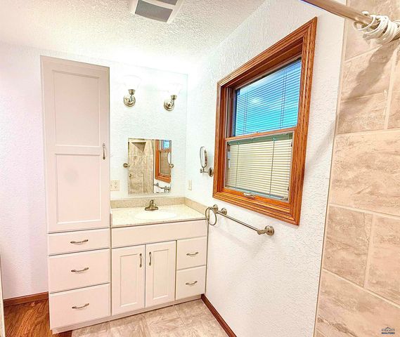 445 S 17TH, Hot Springs, SD 57747