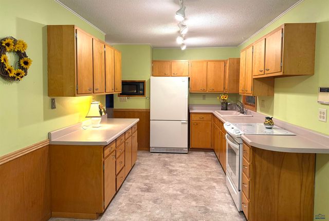 445 S 17TH, Hot Springs, SD 57747