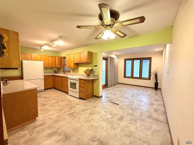 445 S 17TH, Hot Springs, SD 57747