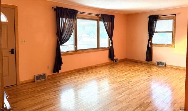 445 S 17TH, Hot Springs, SD 57747