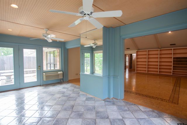 410 Amberwood Cir, Tyler, TX 75701