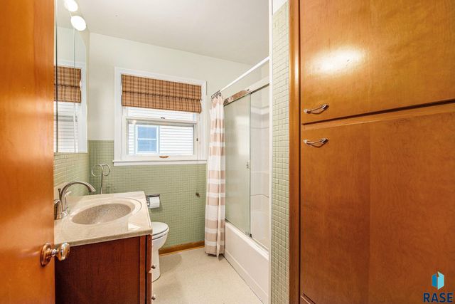 1802 Cedar St Street, Yankton, SD 57078