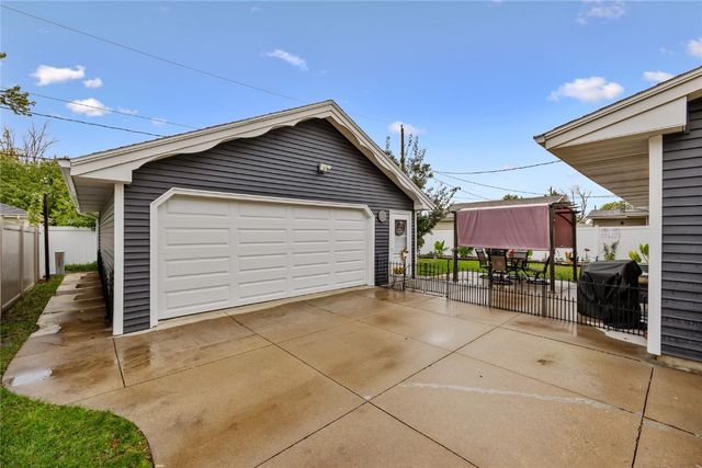 1785 Valleyview Drive, Marion, IA 52302