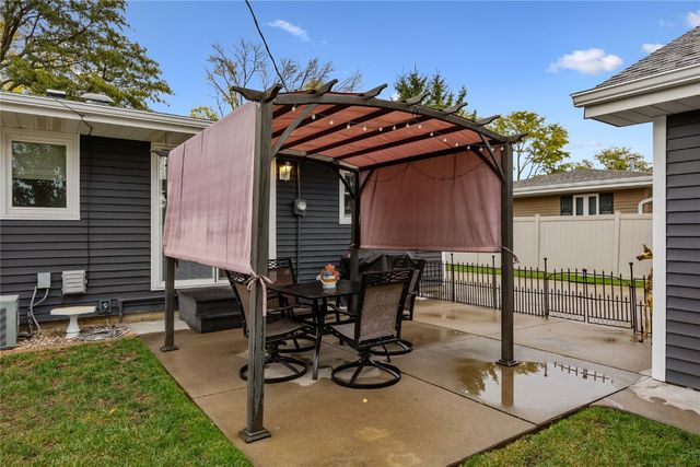 1785 Valleyview Drive, Marion, IA 52302