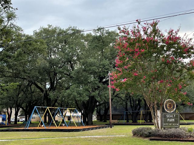 104 S Beauregard Street, Alvin, TX 77511