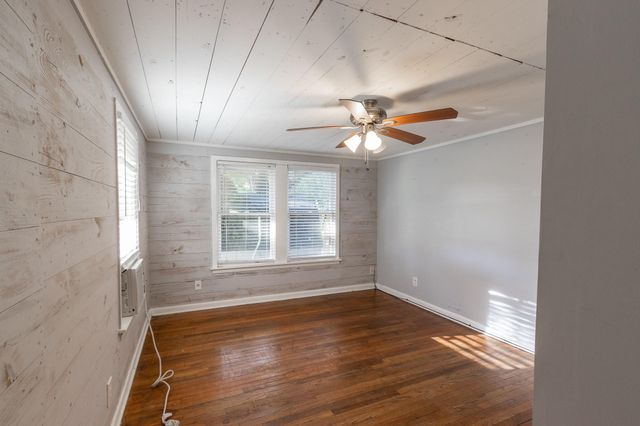 104 S Beauregard Street, Alvin, TX 77511