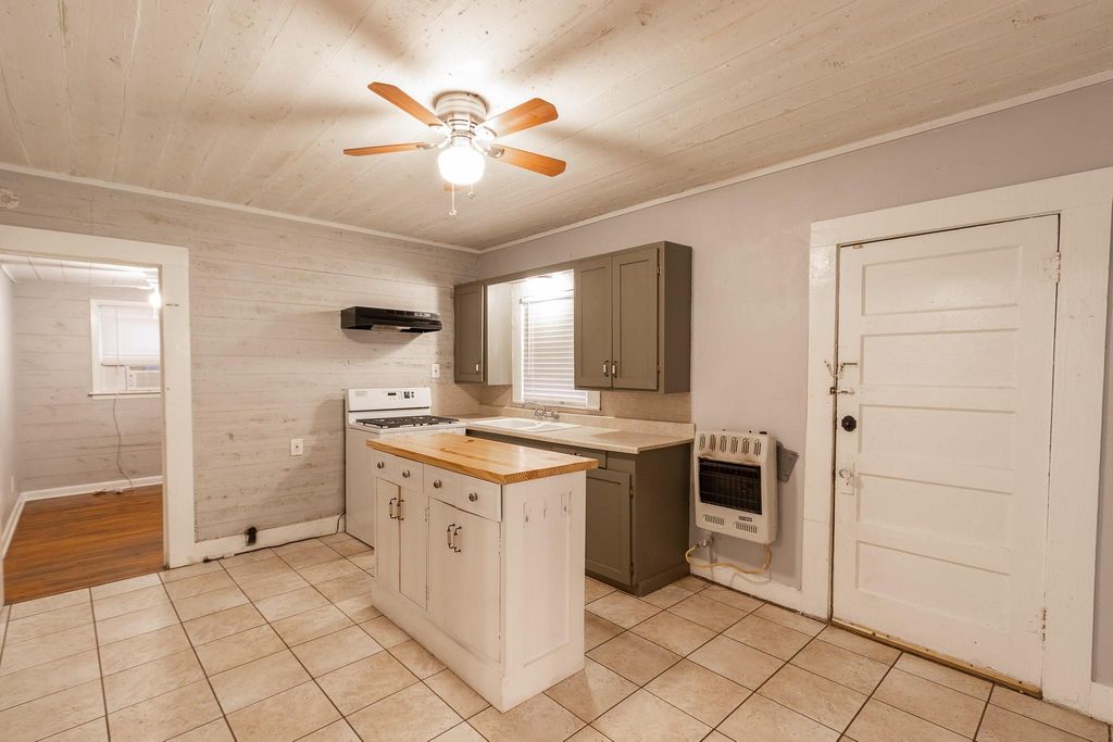 104 S Beauregard Street, Alvin, TX 77511