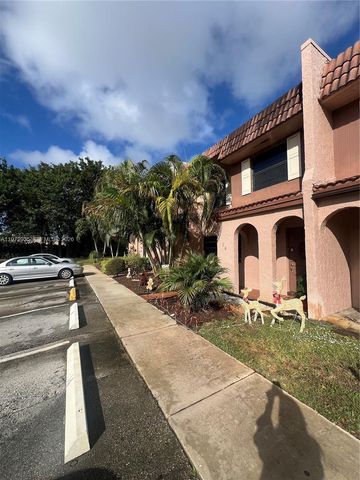 13 Matador Ln 4-27, Davie, FL 33324