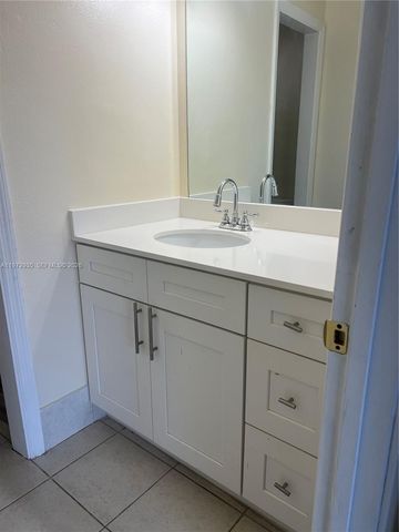 13 Matador Ln 4-27, Davie, FL 33324