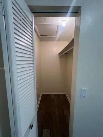 13 Matador Ln 4-27, Davie, FL 33324