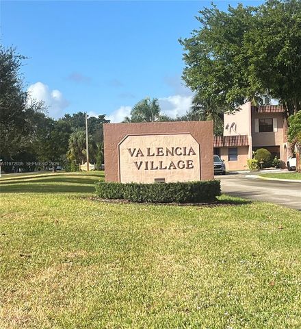 13 Matador Ln 4-27, Davie, FL 33324