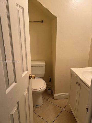 13 Matador Ln 4-27, Davie, FL 33324