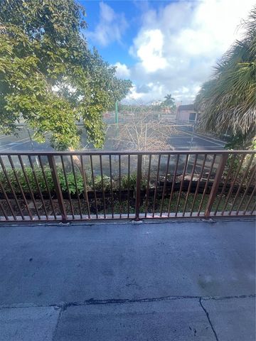 13 Matador Ln 4-27, Davie, FL 33324