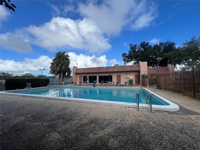 13 Matador Ln 4-27, Davie, FL 33324