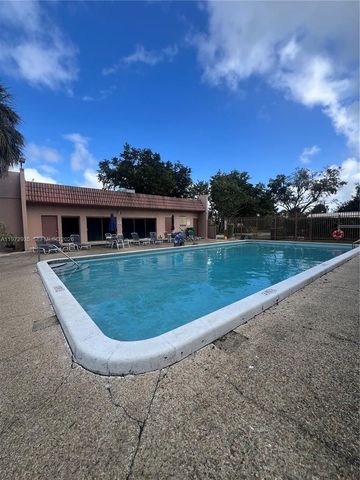 13 Matador Ln 4-27, Davie, FL 33324