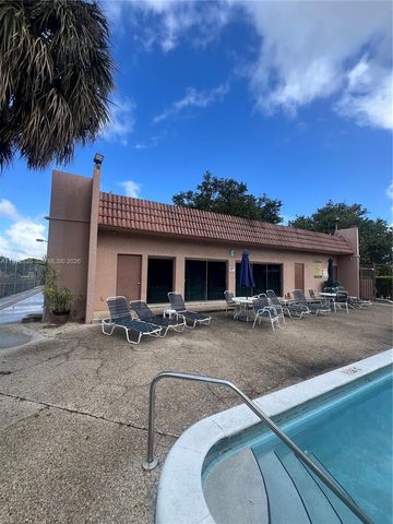 13 Matador Ln 4-27, Davie, FL 33324