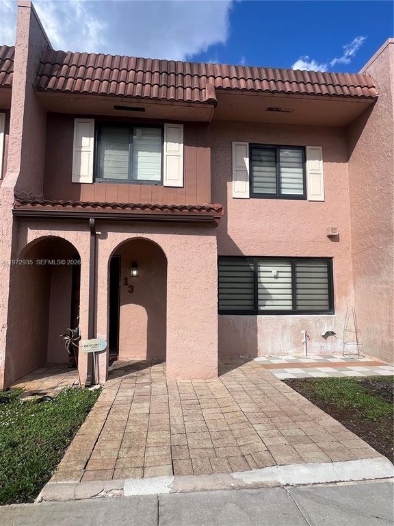 13 Matador Ln 4-27, Davie, FL 33324