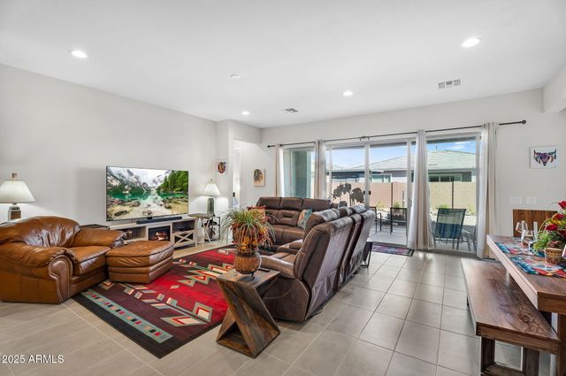 866 W FLATIRON Trail W, Apache Junction, AZ 85120