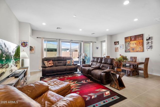 866 W FLATIRON Trail W, Apache Junction, AZ 85120