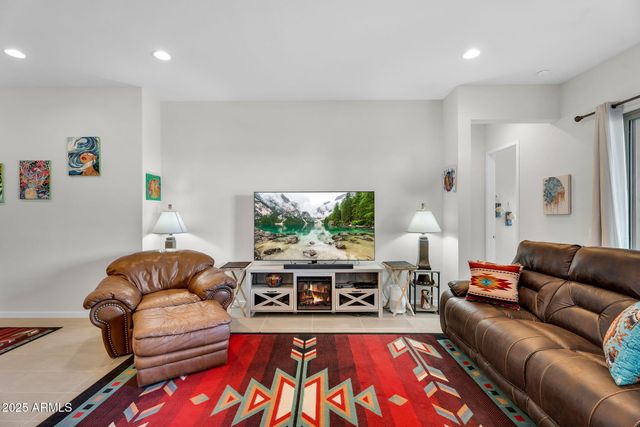 866 W FLATIRON Trail W, Apache Junction, AZ 85120