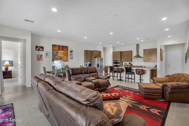 866 W FLATIRON Trail W, Apache Junction, AZ 85120