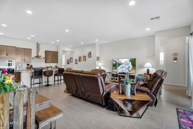 866 W FLATIRON Trail W, Apache Junction, AZ 85120