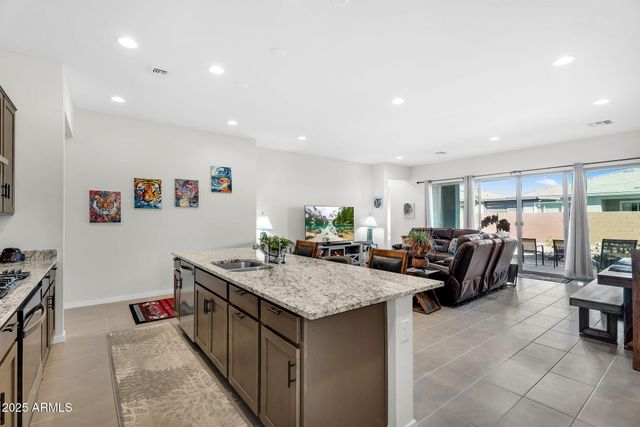 866 W FLATIRON Trail W, Apache Junction, AZ 85120