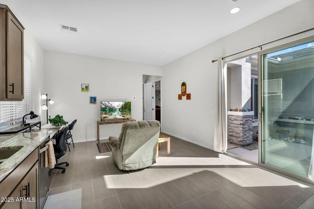 866 W FLATIRON Trail W, Apache Junction, AZ 85120