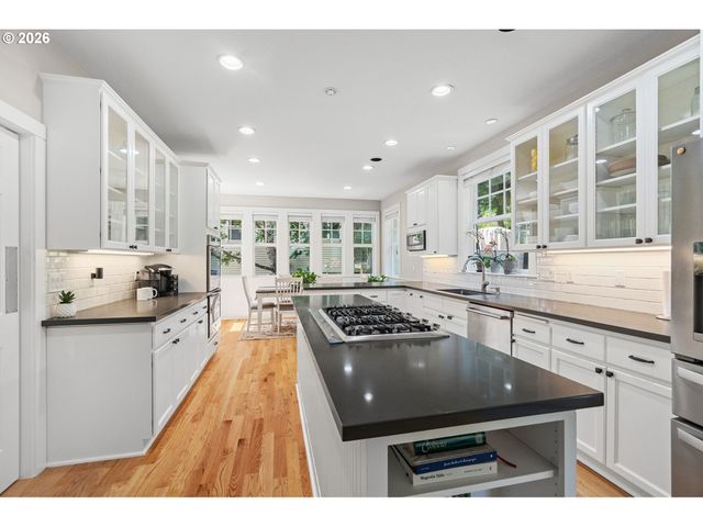 9223 Nw FINZER Ct, Portland, OR 97229