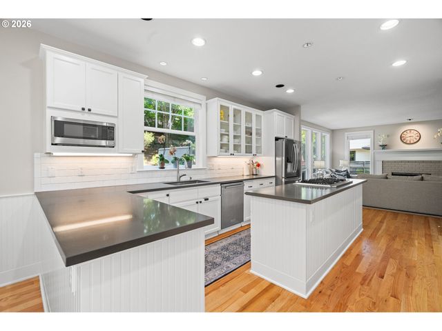 9223 Nw FINZER Ct, Portland, OR 97229