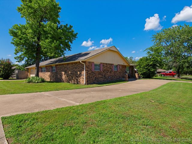 317 NE Autumn Court, Bartlesville, OK 74006