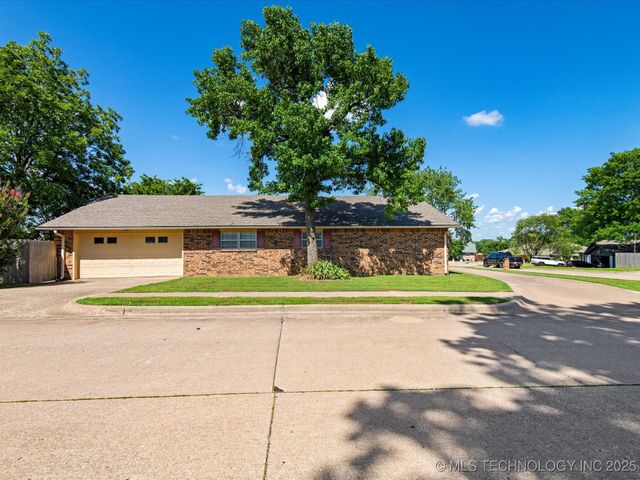 317 NE Autumn Court, Bartlesville, OK 74006