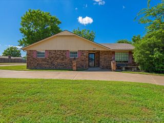 317 NE Autumn Court, Bartlesville, OK 74006
