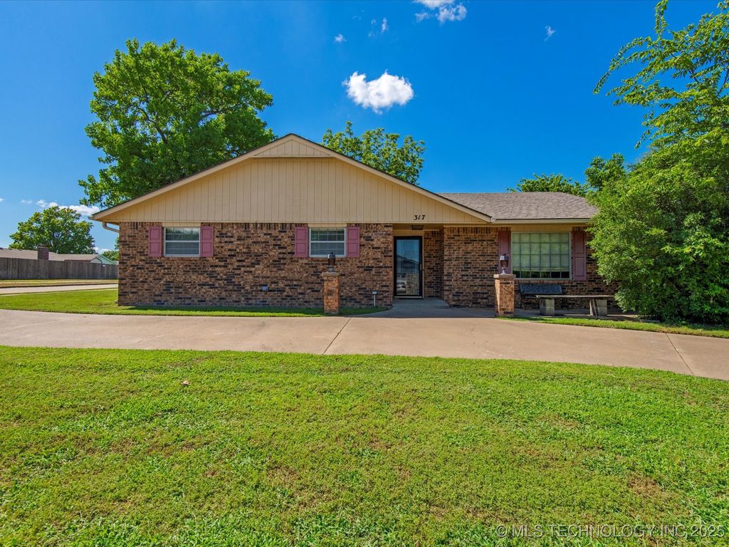 317 NE Autumn Court, Bartlesville, OK 74006